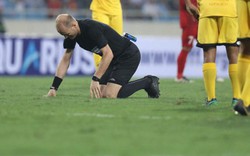 Trọng tài trận U23 Việt Nam vs U23 Brunei suýt rời sân... trên cáng