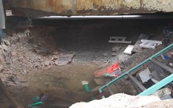 Đường ống nước sạch bị vỡ tạo “hố tử thần” ở Sài Gòn