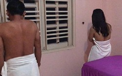 Bắt quả tang 4 nữ nhân viên không mặc đồ khi massage cho khách nam