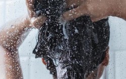 Úc: Lắp camera giấu kín trong thanh khử mùi để quay lén phụ nữ tắm