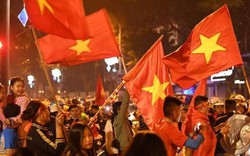 Nghìn CĐV đổ ra đường "đi bão" mừng U23 Việt Nam thắng Thái Lan 4 sao