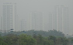 ẢNH: Nhiều tòa nhà ở Hà Nội chìm trong sương mù do ô nhiễm