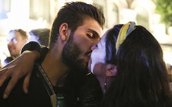 Trao nụ hôn ngọt ngào giữa biển người chào đón năm mới 2020