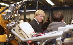 Thủ tướng Anh được bạn gái tặng xe máy cũ