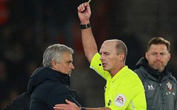 Nhận thẻ vàng hy hữu, HLV Mourinho gọi ai là “thằng ngốc”?