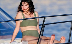 Selena Gomez diện bikini cạp cao lộ dáng tròn trục trên du thuyền hạng sang