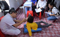 Khám và cấp thuốc miễn phí cho trẻ em mồ côi tại Nam Định