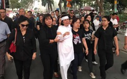 Vợ cố nghệ sĩ Nguyễn Chánh Tín liên tục ngã quỵ trong tang lễ chồng