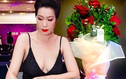 "Nữ hoàng bikini đầu tiên của V-biz" nhận được hoa kèm chìa khóa nhà 200m2