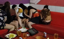 Nữ nhân viên quán karaoke khỏa thân phục vụ khách