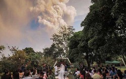 Hú hồn đám cưới cách núi lửa đang phun trào 20km