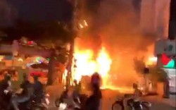 Xe khách bốc cháy dữ dội trên phố Sài Gòn, nhiều người tháo chạy trong đêm