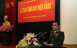 Thượng tướng, ĐBQH Lê Chiêm nhận Huy hiệu cao quý của Đảng