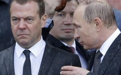 Ảnh: Những khoảnh khắc khó quên trong 30 năm sát cánh giữa Putin và Medvedev