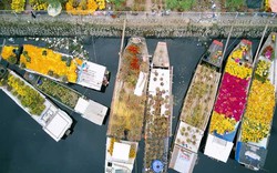 Những chiếc thuyền đầy ắp hoa xuân cập bến Sài Gòn trong những ngày giáp Tết