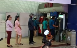 Vật vã chờ ATM “nhả tiền” những ngày cận Tết