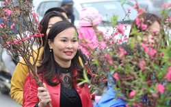 Đào, quất chen chúc giữa dòng người tại chợ hoa lớn nhất Hà Nội