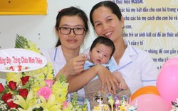 Lễ đầy tháng đặc biệt tại bệnh viện của bé trai bụ bẫm bị mẹ bỏ rơi