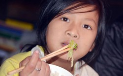 Cô bé nghèo xóm chài đón Tết: Mong bữa cơm đủ người thân