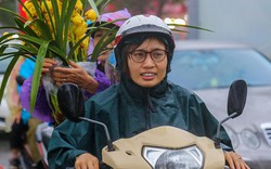Người Hà Nội ướt đẫm mưa chen chúc giữa chợ hoa chiều 30 Tết
