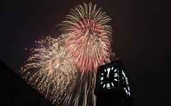 Màn pháo hoa rực rỡ chào đón năm mới 2020 bên hồ Gươm
