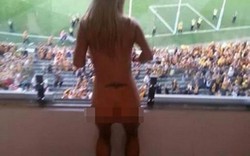 Cô gái cởi trần cổ vũ bóng đá khiến cổ động viên đỏ mặt