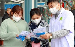 Du khách đeo khẩu trang phòng dịch virus Corona khi đến Quảng Ninh