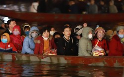 Chịu giá lạnh 9 độ C, người dân xuyên đêm vượt suối vào chùa Hương