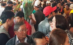 An Giang: Hàng trăm nghìn du khách đổ về núi Sam cầu may
