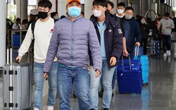 Sợ virus corona, hành khách bịt khẩu trang kín mít ở sân bay Nội Bài