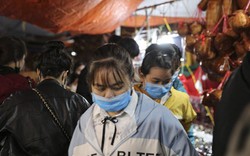 Giữa tâm bão virus corona, người dân vẫn ùn ùn kéo về hội chợ Viềng