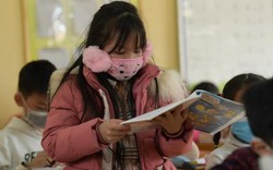 Học sinh Hà Nội vừa học vừa đeo khẩu trang phòng chống virus corona