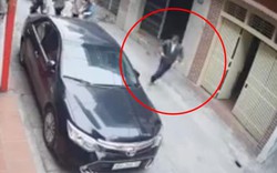 Camera ghi cảnh gã đàn ông xông vào nhà đâm chết bà lão hàng xóm