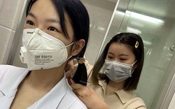 Nữ y tá Vũ Hán cùng nhau cắt tóc chống chọi virus Corona gây xúc động