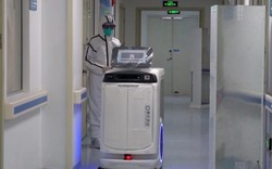 Bệnh viện Trung Quốc dùng robot vận chuyển thuốc giúp ngăn chặn lây lan virus Corona