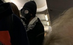 Giữa dịch Corona, đeo mặt nạ phòng độc lên máy bay khiến hành khách và tiếp viên “tá hỏa”
