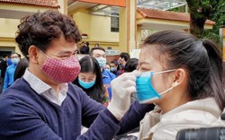 Xuân Bắc, Khắc Việt xuống phố phát khẩu trang miễn phí cho người dân giữa dịch virus Corona