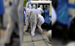 Video: Người đàn ông TQ bị 5 người mặc đồ bảo hộ áp giải lên xe cứu thương