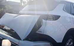 SUV VinFast không hề hấn sau cú tông từ phía sau của Toyota Camry