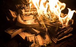 Không muốn chia tài sản với vợ sau khi ly hôn, người đàn ông đốt hết tiền