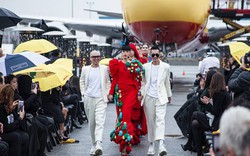 Bộ đôi NTK Vũ Ngọc & Son tổ chức fashion show ở sân bay New York