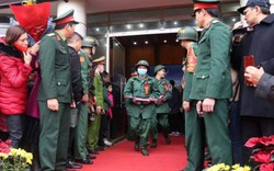 Lạng Sơn: Tân binh đeo khẩu trang, đo thân nhiệt trong ngày nhập ngũ