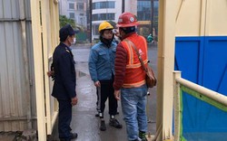 Hà Nội: Đo thân nhiệt, phát khẩu trang cho công nhân khi vào công trường xây dựng