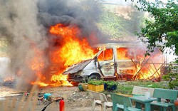 Hai ô tô bất ngờ bốc cháy dữ dội trong bãi đất trống ở Sài Gòn