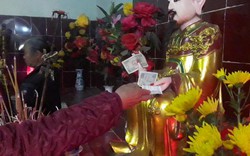 Làm báo cùng Dân Việt: Ngán ngẩm cảnh nhét tiền vào tay thần thánh