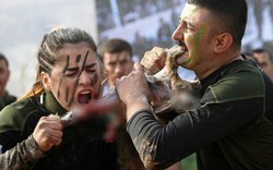 Chùm ảnh: Nữ chiến binh người Kurd xinh đẹp dùng răng xé rắn, thỏ