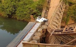 Gia Lai: Cố lái xe tải qua cầu, tài xế cùng xe lật nhào xuống suối