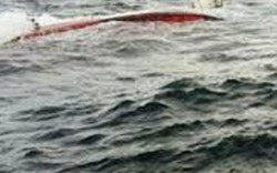 Huế: Thuyền chở 12 người chìm giữa sông sâu, 3 người mất tích