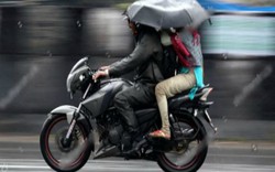 Chở người ngồi sau sử dụng ô (dù), lái xe máy bị phạt bao nhiêu?