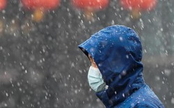 Đang chống chọi virus corona, tuyết trắng bất ngờ phủ khắp nơi ở Trung Quốc